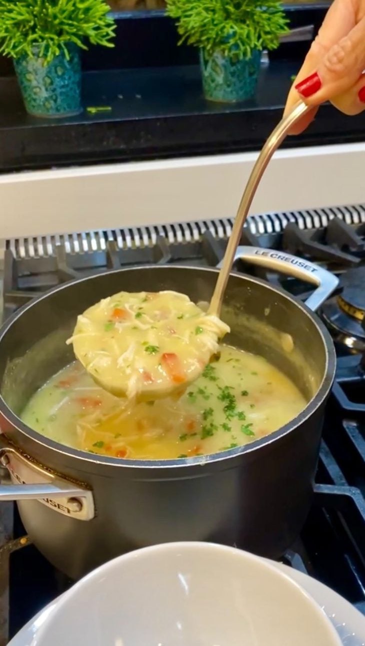 Caldo de frango com mandioca