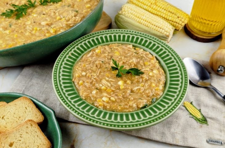 Caldo de frango com milho