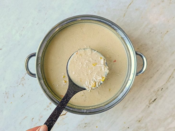 Caldo engrossado na panela, após o tempo de fogo.