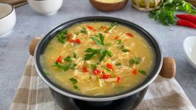 Caldo de frango desfiado