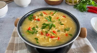 Caldo de frango desfiado
