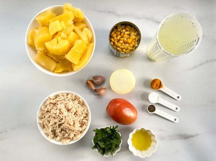 Uma bancada com os ingredientes separados.