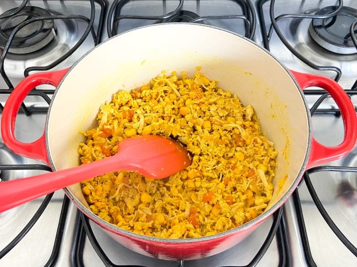 Uma panela com a mistura de todos os ingredientes para o frango.