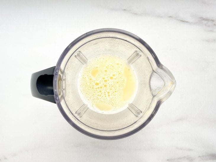 Um liquidificador contendo caldo de frango.
