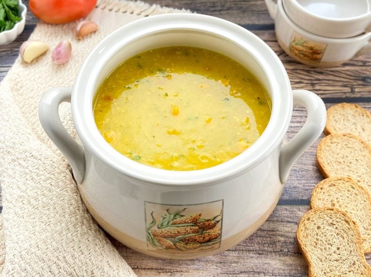 Um recipiente com caldo de kenga.
