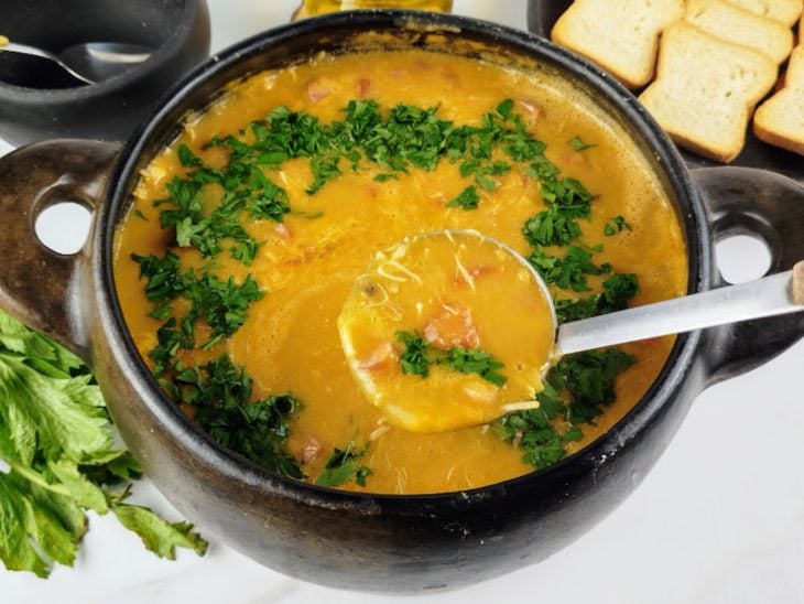 Cheiro-verde adicionado à panela. Caldo de kenga pronto para consumo.