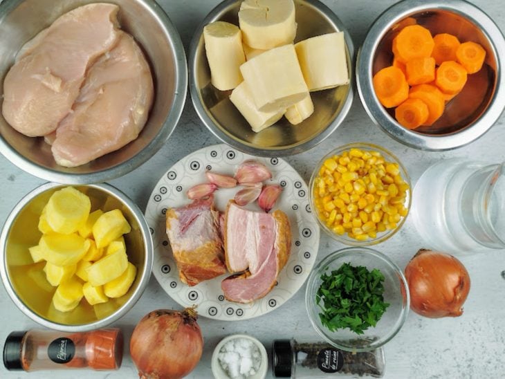 Ingredientes para a receita reunidos em uma bancada.