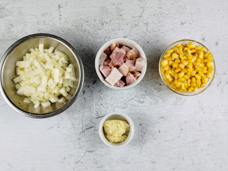 Ingredientes separados em recipientes redondos em uma bancada.