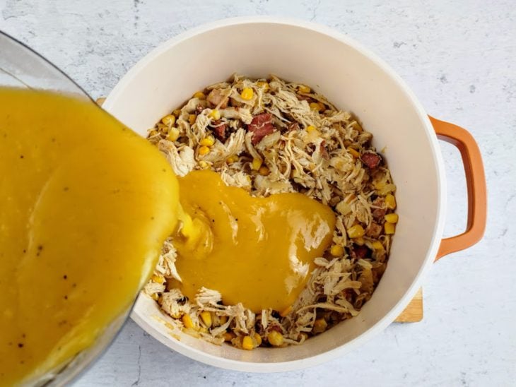 Caldo adicionado ao refogado.