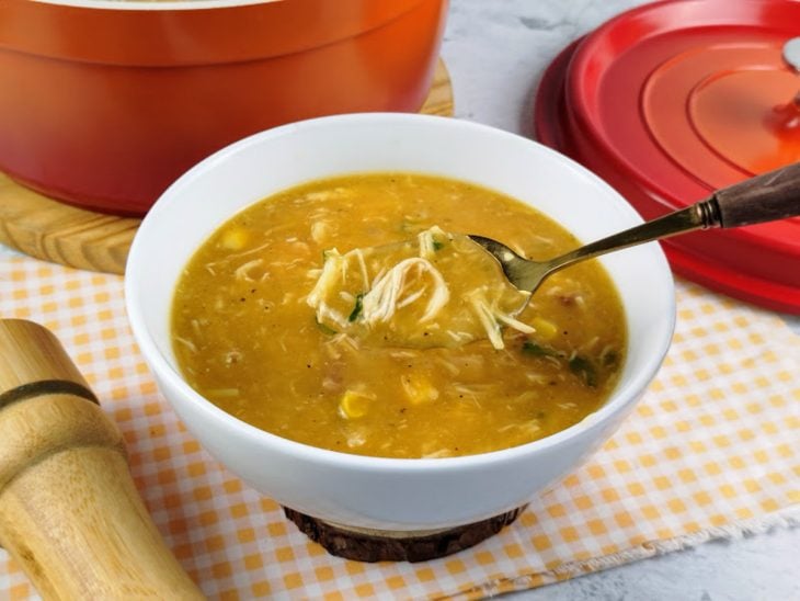 Caldo de kenga simples pronto para consumo e servido em uma porção individual.