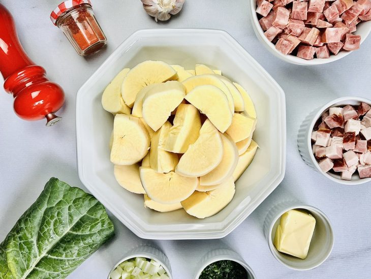 ingredientes reunidos para fazer caldo de mandioca com bacon e calabresa