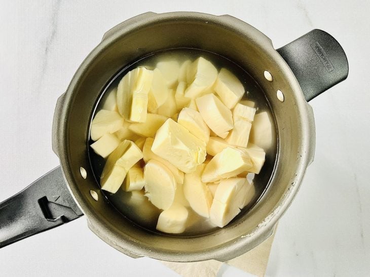 mandioca cozinhando na panela