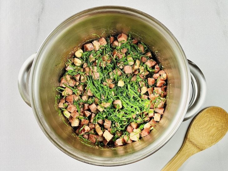 refogado de bacon, calabresa e couve na panela