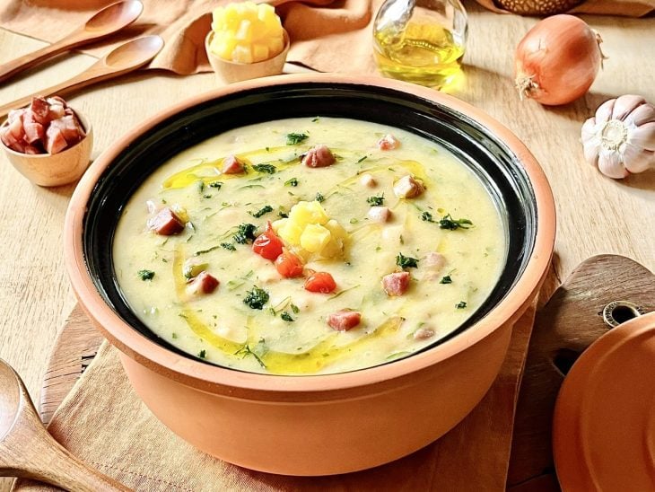 caldo de mandioca com bacon e calabresa