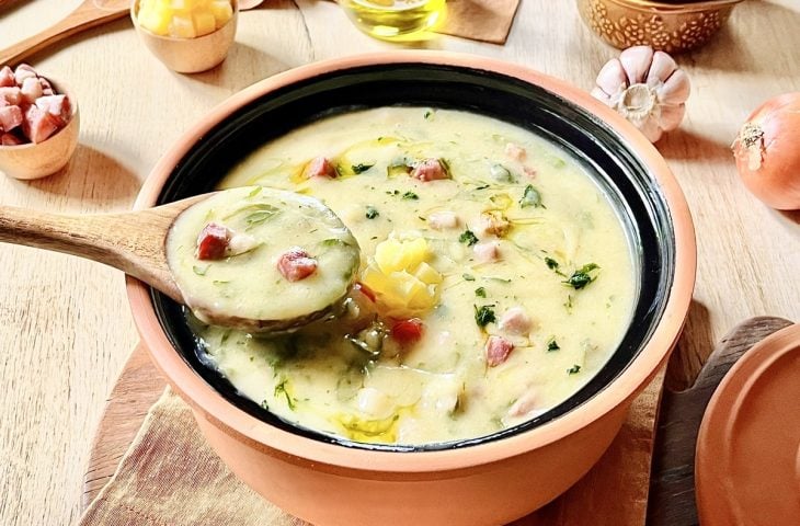 Caldo de mandioca com bacon e calabresa