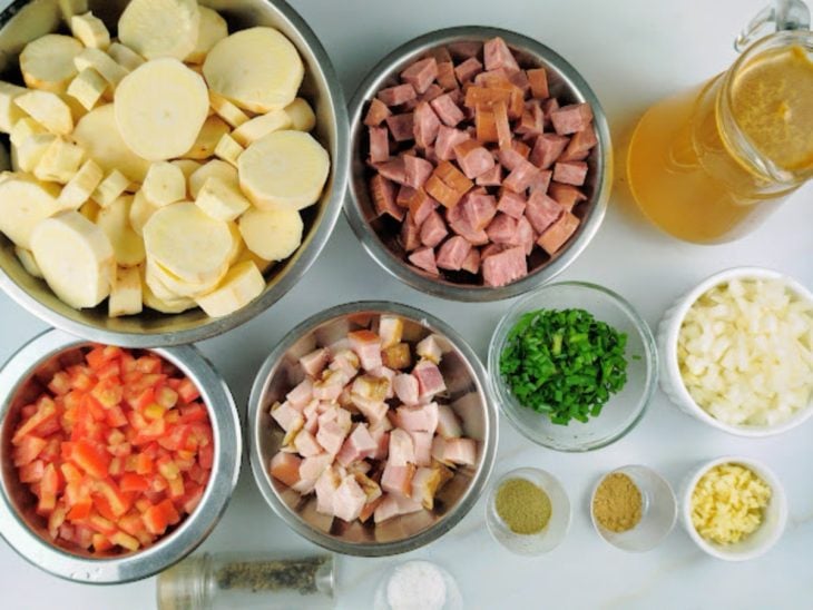 Uma bancada com os ingredientes do caldo.