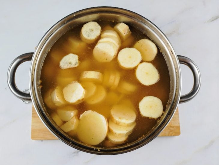 Uma panela com as mandiocas na água.