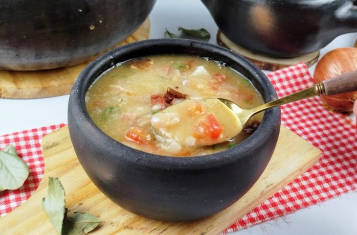 Caldo de mandioca com calabresa