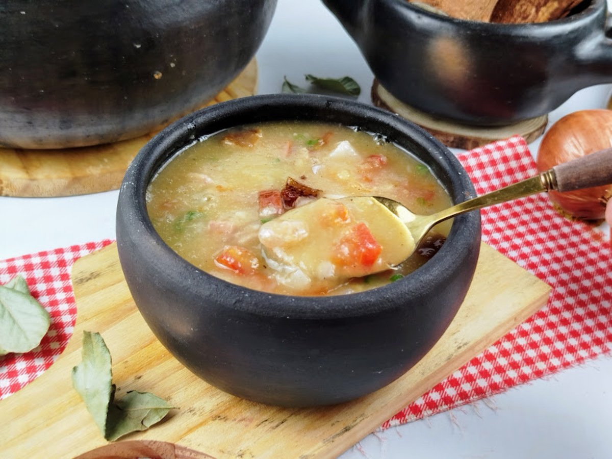 Caldo de mandioca com calabresa