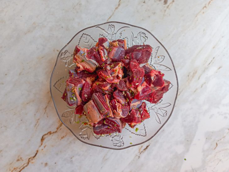 Carne temperada com a pasta de alho e pimenta, sal, vinagre, colorau e pimenta-do-reino.