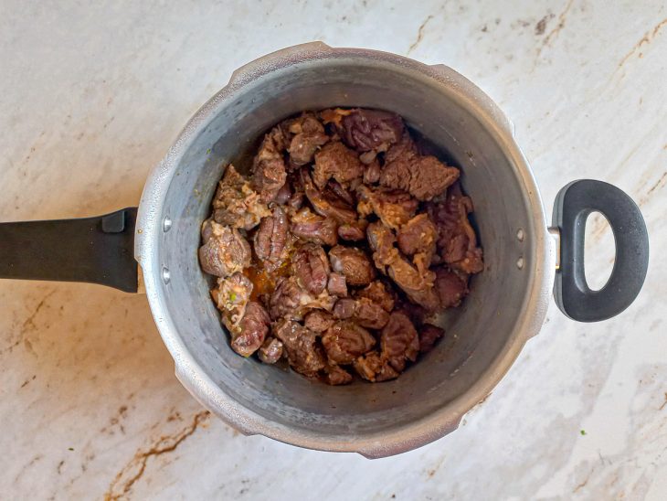Carne selada na panela de pressão com azeite.