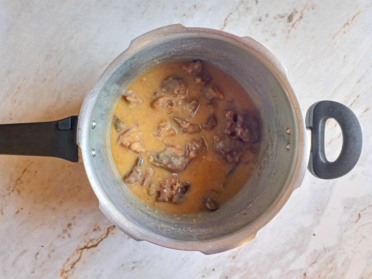 Creme de cebola e água adicionados a panela de pressão.