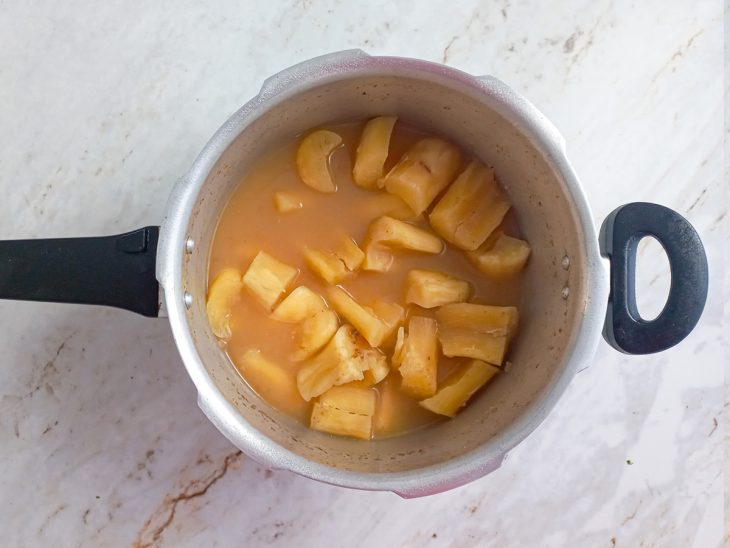 Mandioca cozinhando na panela de pressão.