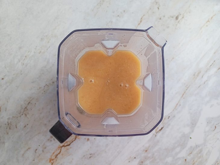 Mandiocas batidas no liquidificador com a água do cozimento.