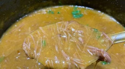 Caldo de mandioca com carne desfiada