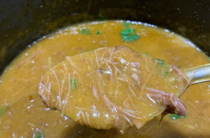 Caldo de mandioca com carne desfiada