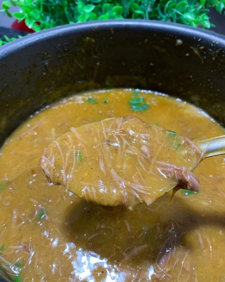 Caldo de mandioca com carne desfiada