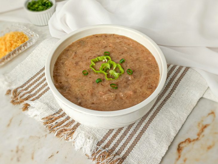 Caldo de mandioca com carne desfiada pronto para consumo.