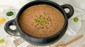 Caldo de mandioca com carne desfiada