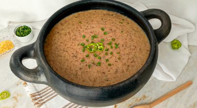 Caldo de mandioca com carne desfiada