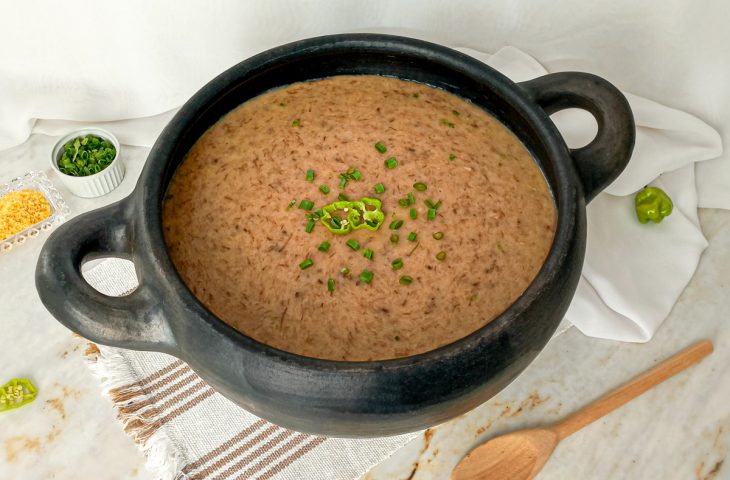 Caldo de mandioca com carne desfiada