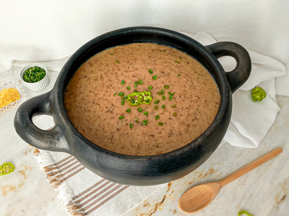 Caldo de mandioca com carne desfiada