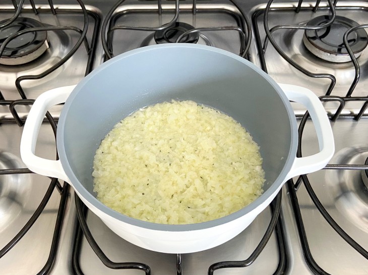 Panela com cebola picadinha.