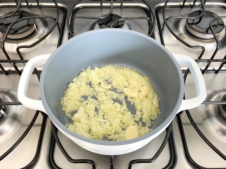 Panela com cebola e alho.