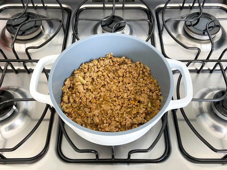 Panela com carne moída e temperos.