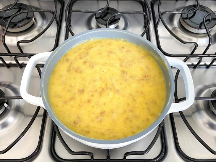 Panela com creme de mandioca e carne moída.