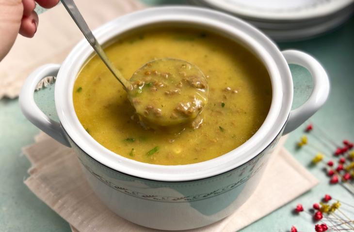 Caldo de mandioca com carne moída