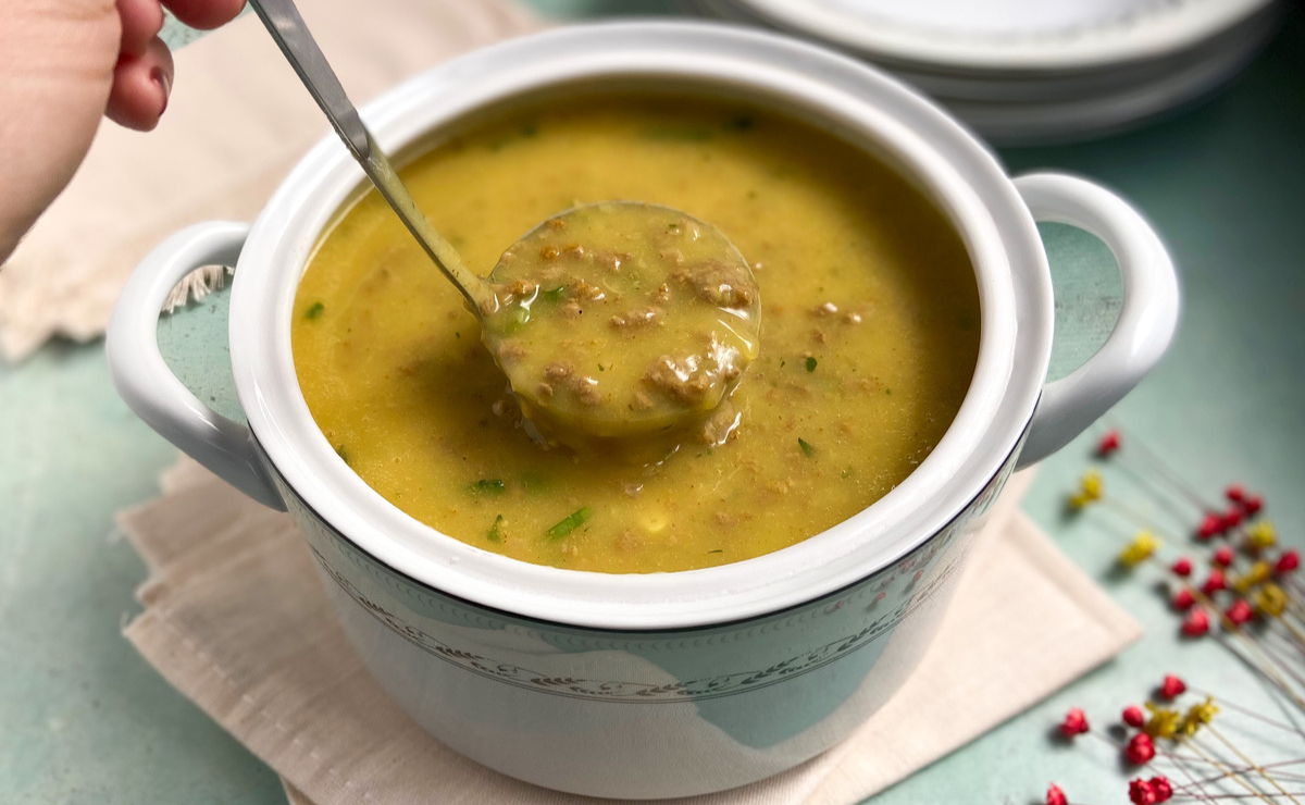 Caldo de mandioca com carne moída