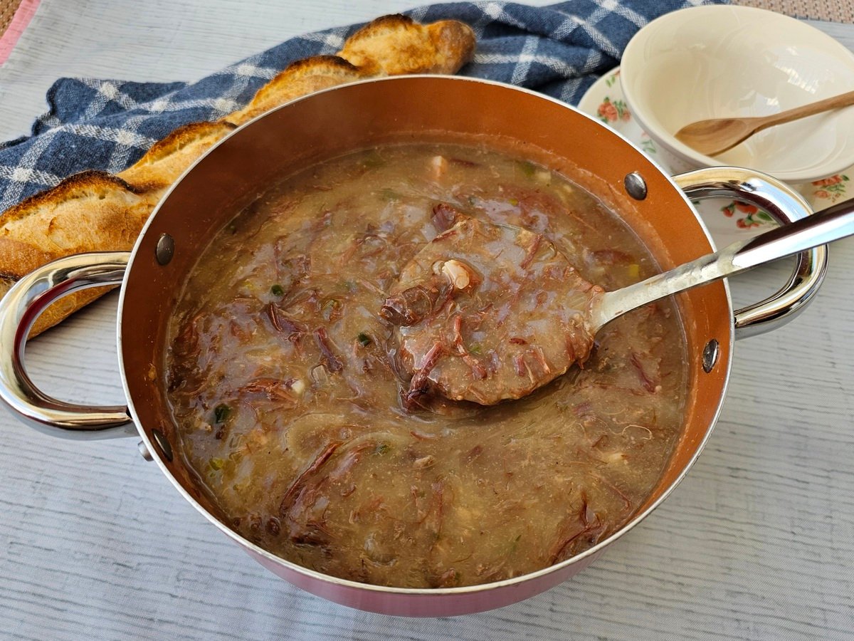 Caldo de mandioca com carne-seca