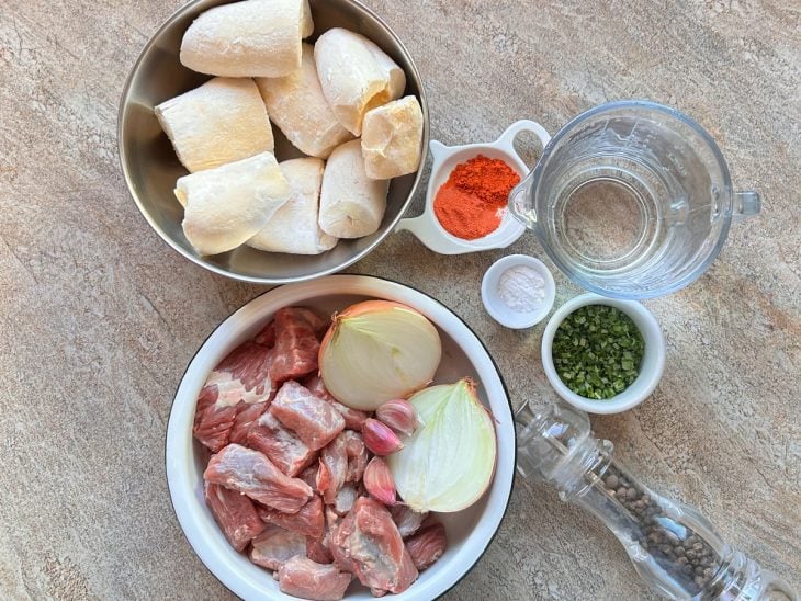 Ingredientes da receita sobre a bancada.