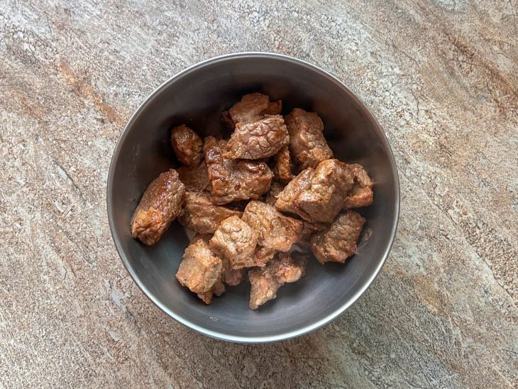 Um recipiente com a carne após selar.