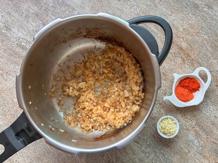 Panela com a cebola caramelizada.