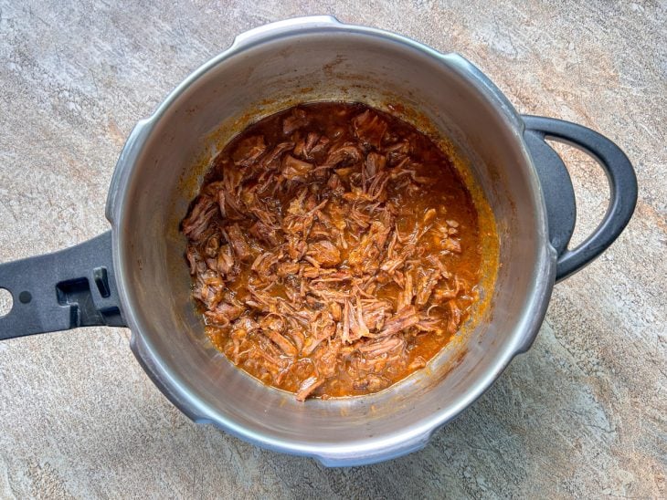 Panela com a carne desfiada.