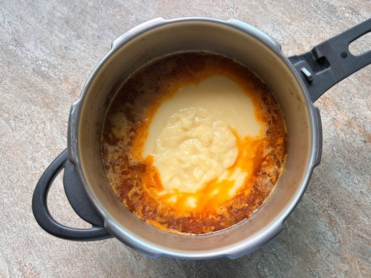 Panela com a carne e mandioca batida misturados.