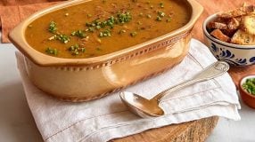 Caldo de mandioca com costela desfiada