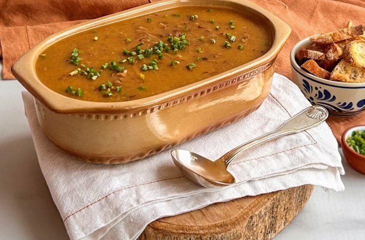 Caldo de mandioca com costela desfiada